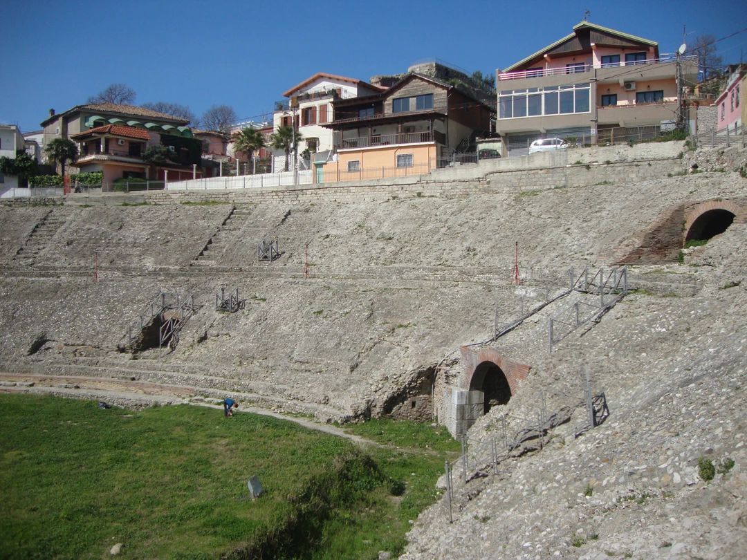 Durres roman amphitheatre internal view - Archimeter